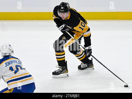 Pittsburgh Penguins Linksflügel Drew O’Connor (10) Schlittschuhe passieren Buffalo Sabres Verteidiger Henri Jokiharju (10) und treffen in der zweiten Periode gegen die Buffalo Sabres in der PPG Paintts Arena in Pittsburgh am Samstag, den 11. November 2023. Foto von Archie Carpenter/UPI. Stockfoto