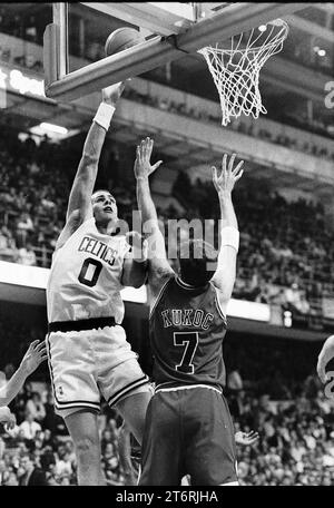 Boston Celtics und Chicago Bulls 1995 Saison Spiel Action mit Celtics Eric Montross und Bulls Toni Kukoc im Boston Garden Boston Ma USA Foto von Bill belknap Stockfoto