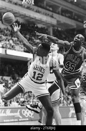 Boston Celtics und Chicago Bulls 1995 während der Reggie Lewis Night Game Action mit Celtics Dominique Wilkins (links) und Bulls Michael Jordan (rechts) im Boston Garden Boston Ma USA Foto von Bill belknap Stockfoto