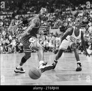 Boston Celtics und Chicago Bulls 1995 Saison Spiel Action mit Bulls Micheal Jordan (links) und Celtics Dee Brown (rechts) im Boston Garden Boston Ma USA Foto von Bill belknap Stockfoto