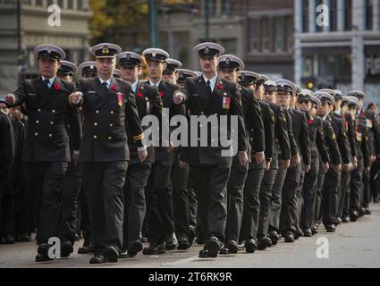 (231112) -- VANCOUVER, 12. November 2023 (Xinhua) -- Mitglieder des marschmarsches der kanadischen Marine auf dem Victory Square während der Gedenkfeier in Vancouver, Kanada, am 11. November 2023. (Foto: Liang Sen/Xinhua) Stockfoto