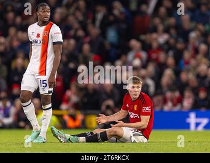 (231112) -- MANCHESTER, 12. November 2023 (Xinhua) -- Rasmus Hojlund (R) von Manchester United wird beim englischen Premier League Spiel zwischen Manchester United FC und Luton Town FC am 11. November 2023 in Manchester verletzt. (XINHUA) NUR FÜR REDAKTIONELLE ZWECKE. NICHT ZUM VERKAUF FÜR MARKETING- ODER WERBEKAMPAGNEN. KEINE VERWENDUNG MIT NICHT AUTORISIERTEN AUDIO-, VIDEO-, DATEN-, REGALLISTEN, CLUB-/LEAGUE-LOGOS ODER LIVE-DIENSTEN. ONLINE-IN-MATCH-NUTZUNG AUF 45 BILDER BESCHRÄNKT, KEINE VIDETEMULATION. KEINE VERWENDUNG BEI WETTEN, SPIELEN ODER PUBLIKATIONEN FÜR EINZELNE CLUBS/LIGA/SPIELER. Stockfoto