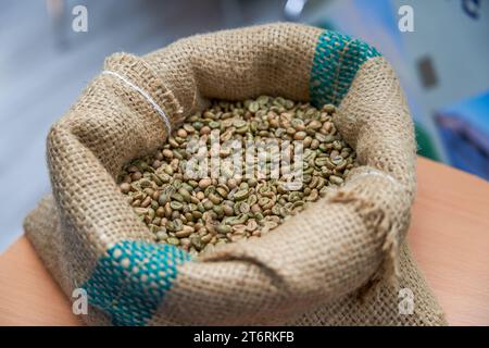 Eine Tüte mit nicht gerösteten grünen Kaffeebohnen aus nächster Nähe Stockfoto