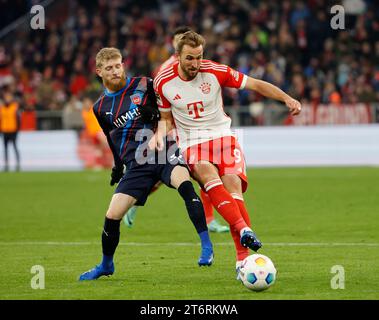 (231112) -- MÜNCHEN, 12. November 2023 (Xinhua) -- Harry Kane (R) von Bayern München streitet mit Jan-Niklas Beste aus Heidenheim während eines Fußballspiels der ersten Bundesliga zwischen Bayern München und dem FC Heidenheim in München, 11. November 2023. (Foto: Philippe Ruiz/Xinhua) Stockfoto