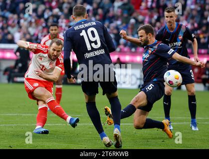 (231112) -- MÜNCHEN, 12. November 2023 (Xinhua) -- Harry Kane (1. L) von Bayern München schießt während eines Fußballspiels der ersten Bundesliga zwischen Bayern München und dem FC Heidenheim in München, 11. November 2023. (Foto: Philippe Ruiz/Xinhua) Stockfoto