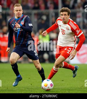 (231112) -- MÜNCHEN, 12. November 2023 (Xinhua) -- Thomas Mueller (R) von Bayern München streitet mit Lennard Maloney von Heidenheim während eines Fußballspiels der ersten Bundesliga zwischen Bayern München und dem FC Heidenheim in München, 11. November 2023. (Foto: Philippe Ruiz/Xinhua) Stockfoto