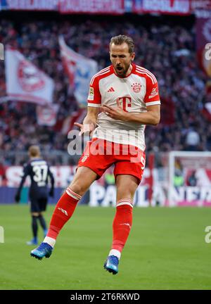 (231112) -- MÜNCHEN, 12. November 2023 (Xinhua) -- Harry Kane von Bayern München feiert nach einem Torschuss während eines Fußballspiels der ersten Bundesliga zwischen Bayern München und dem FC Heidenheim in München, 11. November 2023. (Foto: Philippe Ruiz/Xinhua) Stockfoto