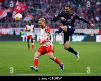 (231112) -- MÜNCHEN, 12. November 2023 (Xinhua) -- Norman Theuerkauf (R) von Heidenheim streitet mit Konrad Laimer von Bayern München während eines Fußballspiels der ersten Bundesliga zwischen Bayern München und dem FC Heidenheim in München, 11. November 2023. (Foto: Philippe Ruiz/Xinhua) Stockfoto