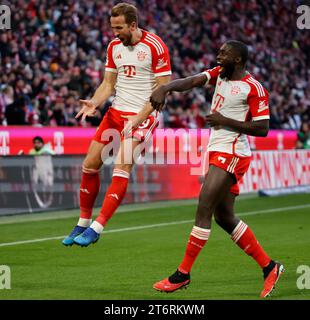 (231112) -- MÜNCHEN, 12. November 2023 (Xinhua) -- Harry Kane (L) von Bayern München feiert nach einem Treffer mit seinem Teamkollegen Dayot Upamecano während eines Fußballspiels der ersten Bundesliga zwischen dem Bayern München und dem FC Heidenheim in München am 11. November 2023. (Foto: Philippe Ruiz/Xinhua) Stockfoto