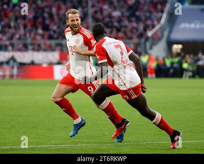 (231112) -- MÜNCHEN, 12. November 2023 (Xinhua) -- Harry Kane (L) von Bayern München feiert nach einem Treffer mit seinem Teamkollegen Dayot Upamecano während eines Fußballspiels der ersten Bundesliga zwischen dem Bayern München und dem FC Heidenheim in München am 11. November 2023. (Foto: Philippe Ruiz/Xinhua) Stockfoto