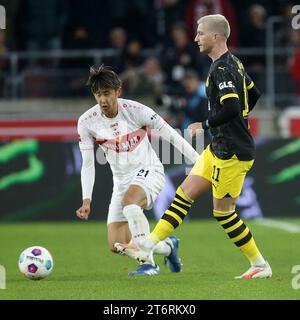 (231112) -- STUTTGART, 12. November 2023 (Xinhua) -- Ito Hiroki (L) vom VfB Stuttgart streitet sich mit Marco Reus von Borussia Dortmund während des ersten Ligaspiels zwischen dem VfB Stuttgart und Borussia Dortmund in Stuttgart, Deutschland, 11. November 2023. (Foto: Ulrich Hufnagel/Xinhua) Stockfoto