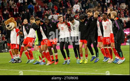 (231112) -- MÜNCHEN, 12. November 2023 (Xinhua) -- Spieler der Bayern München feiern den Sieg nach einem Fußball-Spiel der ersten Bundesliga zwischen Bayern München und dem FC Heidenheim in München, 11. November 2023. (Foto: Philippe Ruiz/Xinhua) Stockfoto