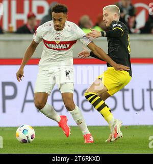 (231112) -- STUTTGART, 12. November 2023 (Xinhua) -- Jamie Leweling (L) vom VfB Stuttgart streitet mit Marco Reus von Borussia Dortmund während des ersten Ligaspiels zwischen dem VfB Stuttgart und Borussia Dortmund in Stuttgart, Deutschland, 11. November 2023. (Foto: Ulrich Hufnagel/Xinhua) Stockfoto