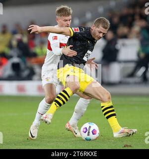 (231112) -- STUTTGART, 12. November 2023 (Xinhua) -- Maximilian Mittelstaedt (L) vom VfB Stuttgart streitet mit Julian Ryerson von Borussia Dortmund im ersten Bundesliga-Spiel zwischen dem VfB Stuttgart und Borussia Dortmund in Stuttgart, 11. November 2023. (Foto: Ulrich Hufnagel/Xinhua) Stockfoto