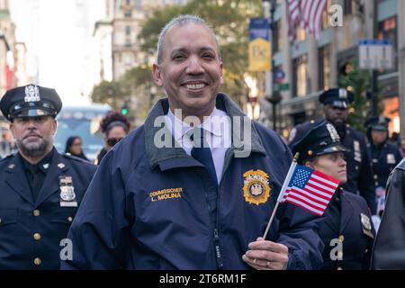 Der ehemalige Justizkommissar und jetzt stellvertretender Bürgermeister für öffentliche Sicherheit Louis Molina marschiert während der 104. Jährlichen Veterans Day Parade auf der 5th Avenue in New York am 11. November 2023 Stockfoto