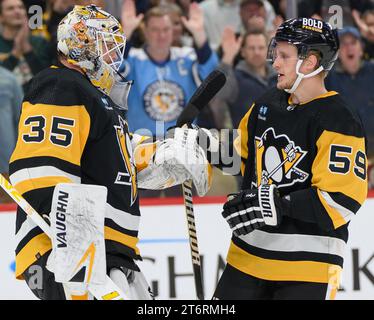 Tristan Jarry (35) feiert den Sieg 4-0 gegen die Buffalo Sabres mit Jake Guentzel () der Pittsburgh Penguins Linksflügel Jake Guentzel (59) in der PPG Paints Arena in Pittsburgh am Samstag, den 11. November 2023. Foto von Archie Carpenter/UPI. Stockfoto