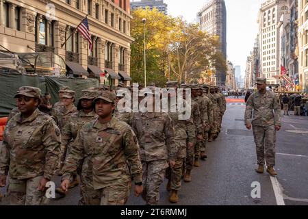 11. November 2023, New York, New York, Vereinigte Staaten: (NEU) Veteran&#39;s Day Parade in New York City. 11. November 2023, New York, USA: Mitglieder des Militärs nehmen an der jährlichen Veterans Day Parade am 11. November 2023 in New York Teil. Hunderte von Menschen säumten die 5th Avenue, um die größte Veterans Day Parade in den Vereinigten Staaten zu sehen. In diesem Jahr nahmen Veteranen, aktive Soldaten, Polizisten, Feuerwehrleute und Dutzende Schulgruppen an der Parade Teil, die die Männer und Frauen ehrt, die für das Land gedient und geopfert haben. (Gutschrift: M10/TheNeu Stockfoto