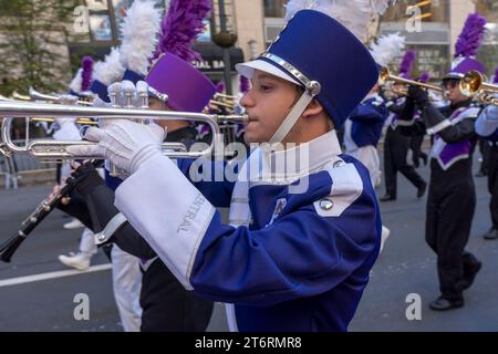 11. November 2023, New York, New York, Vereinigte Staaten: (NEU) Veteran&#39;s Day Parade in New York City. 11. November 2023, New York, USA: Pickerington North Marching Band aus Pickerington, OH, nimmt an der jährlichen Veterans Day Parade am 11. November 2023 in New York Teil. Hunderte von Menschen säumten die 5th Avenue, um die größte Veterans Day Parade in den Vereinigten Staaten zu sehen. In diesem Jahr nahmen Veteranen, aktive Soldaten, Polizisten, Feuerwehrleute und Dutzende Schulgruppen an der Parade Teil, die die Männer und Frauen ehrt, die für die gedient und geopfert haben Stockfoto