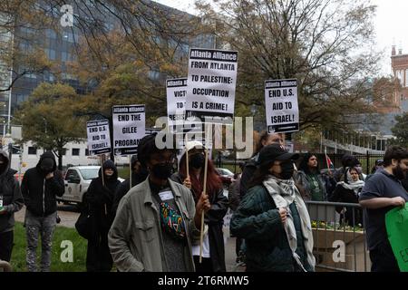 Aktivisten hören eine Rede während einer Pro-Palästina- und „Stop Cop City“-Kundgebung im Rathaus in Atlanta, Georgia, am Samstag, den 11. November 2023. Aktivisten riefen auch dazu auf, die Georgia International Law Enforcement Exchange zu beenden, ein Strafverfolgungsprogramm, das es Offizieren ermöglicht, mit ausländischen Regierungen auszubilden. (Foto: Carlos Berrios Polanco/SIPA USA) Stockfoto