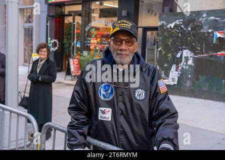 11. November 2023, New York, New York, Vereinigte Staaten: (NEU) Veteran&#39;s Day Parade in New York City. 11. November 2023, New York, USA: Ein vietnamesischer Zuschauer sieht die jährliche Veterans Day Parade am 11. November 2023 in New York City. Hunderte von Menschen säumten die 5th Avenue, um die größte Veterans Day Parade in den Vereinigten Staaten zu sehen. In diesem Jahr nahmen Veteranen, aktive Soldaten, Polizisten, Feuerwehrleute und Dutzende Schulgruppen an der Parade Teil, die die Männer und Frauen ehrt, die für das Land gedient und geopfert haben. (Quelle: M10/TheNews2) ( Stockfoto