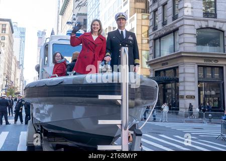 11. November 2023, New York, New York, Vereinigte Staaten: (NEU) Veteran&#39;s Day Parade in New York City. 11. November 2023, New York, New York, USA: Nikki Smith und Captain Kent Smith, USN nehmen an der jährlichen Veterans Day Parade am 11. November 2023 in New York Teil. Hunderte von Menschen säumten die 5th Avenue, um die größte Veterans Day Parade in den Vereinigten Staaten zu sehen. In diesem Jahr nahmen Veteranen, aktive Soldaten, Polizisten, Feuerwehrleute und Dutzende Schulgruppen an der Parade Teil, die die Männer und Frauen ehrt, die für das Land gedient und geopfert haben. (Gutschrift: Stockfoto