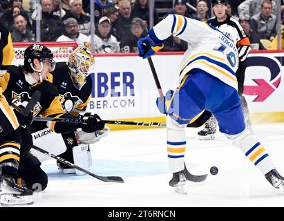 Der Torwart Tristan Jarry (35) und Ryan Graves (27) der Pittsburgh Penguins verteidigt das Tor, als der Verteidiger Henri Jokiharju (10) von Buffalo Sabres am Samstag, den 11. November 2023, in der dritten Phase des Sieges 4-0 in der PPG Paints Arena in Pittsburgh einen Schuss trifft. Foto von Archie Carpenter/UPI. Stockfoto