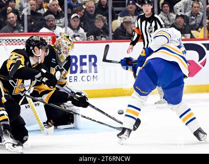 Der Torwart Tristan Jarry (35) und Ryan Graves (27) der Pittsburgh Penguins verteidigt das Tor, als der Verteidiger Henri Jokiharju (10) von Buffalo Sabres am Samstag, den 11. November 2023, in der dritten Phase des Sieges 4-0 in der PPG Paints Arena in Pittsburgh einen Schuss trifft. Foto von Archie Carpenter/UPI. Stockfoto