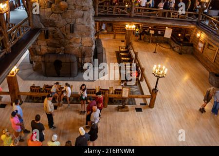 WY05785-00...WYOMING - Erdgeschoss des Old Faithful Inn im Yellowstone National Park. Fotografiert mit einem Lensbaby Velvet 28. Stockfoto
