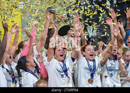11. November 2023: Der Gotham FC-Verteidiger Ali Krieger (11) hebt die Meisterschafttrophäe auf, nachdem er das NWSL-Meisterschaftsspiel zwischen Gotham FC und der OL Reign im Snapdragon Stadium in San Diego gewonnen hat. Justin Fein/CSM Stockfoto