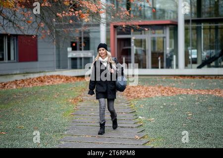 07. November 2023, Niedersachsen, Oldenburg: Annika Bölke, Medizinstudentin an der Carl von Ossietzky Universität Oldenburg, spaziert über den Campus Haarentor. Bölke begann ihr Medizinstudium im Rahmen der sogenannten Landärztequote. Die ländliche Ärztequote soll dazu beitragen, den wachsenden Ärztemangel in Niedersachsen zu bremsen. (Gemäß dpa „Quote für ländliche Ärzte gegen Ärztemangel – Was motiviert junge Studenten?“) Foto: Hauke-Christian Dittrich/dpa Stockfoto