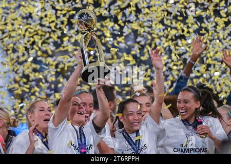 11. November 2023: Der Gotham FC-Verteidiger Ali Krieger (11) hebt die Meisterschafttrophäe auf, nachdem er das NWSL-Meisterschaftsspiel zwischen Gotham FC und der OL Reign im Snapdragon Stadium in San Diego gewonnen hat. Justin Fein/CSM Stockfoto