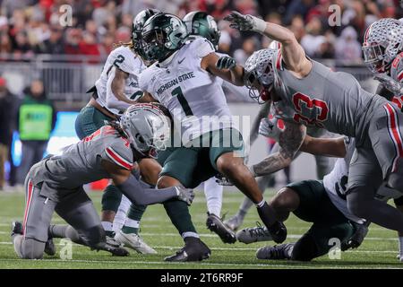 November 2023, Columbus, Ohio, USA: Jaren Mangham (1) trägt den Ball und wird von Ohio State Buckeyes Defensive End Jack Sawyer (33) und Ohio State Buckeyes Cornerback Jordan Hancock (7) im Ohio Stadium, Columbus, Ohio, angegriffen. (Kreditbild: © Scott Stuart/ZUMA Press Wire) NUR REDAKTIONELLE VERWENDUNG! Nicht für kommerzielle ZWECKE! Stockfoto