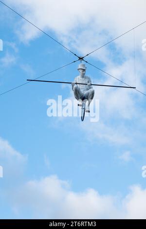 Statue eines Einradfahrzeugs über ein festes Seil in Brisbane Australien. Stockfoto
