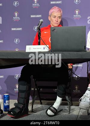 11. November 2023, USA, San Diego: Fußball: Frauen, NWSL, US Championship, Finale OL Reign - Gotham FC. OL Reign Forward Megan Rapinoe nimmt an einer Pressekonferenz Teil, nachdem er das Spiel verloren hatte. Im letzten Spiel ihrer Karriere erlitt die Fußballspielerin Megan Rapinoe weniger als drei Minuten nach dem Spiel eine Verletzung und beobachtete, wie ihr Team das Endspiel der US-Meisterschaft verlor. Foto: Maximilian Haupt/dpa Stockfoto