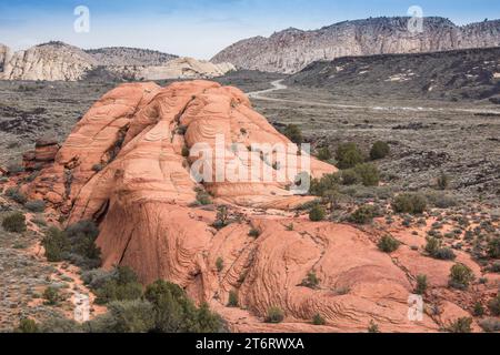 Versteinerte Sanddünen bildeten navajo-Sandstein in dieser malerischen Landschaft des Wüstenreservats mit roten Klippen im Snow Canyon State Park, St george, utah, usa Stockfoto