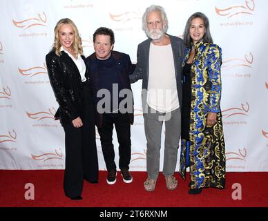 Tracy Pollan, Michael J. Fox, Bob Weir und Natascha Muenter Weir bei der Michael J. Fox Foundation 2023 „A Funny Thing Happened on the Way to Cure Parkinson's“ Gala in der Cipriani South Street in der Casa Cipriani am 11. November 2023 in New York City, NY ©Steven Bergman/AFF-USA.COM Stockfoto