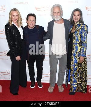 Tracy Pollan, Michael J. Fox, Bob Weir und Natascha Muenter Weir bei der Michael J. Fox Foundation 2023 „A Funny Thing Happened on the Way to Cure Parkinson's“ Gala in der Cipriani South Street in der Casa Cipriani am 11. November 2023 in New York City, NY ©Steven Bergman/AFF-USA.COM Stockfoto