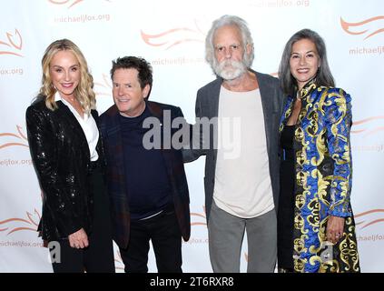 Tracy Pollan, Michael J. Fox, Bob Weir und Natascha Muenter Weir bei der Michael J. Fox Foundation 2023 „A Funny Thing Happened on the Way to Cure Parkinson's“ Gala in der Cipriani South Street in der Casa Cipriani am 11. November 2023 in New York City, NY ©Steven Bergman/AFF-USA.COM Stockfoto