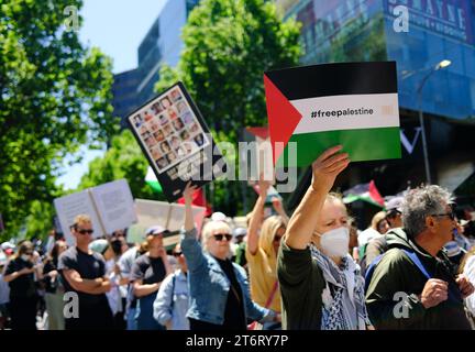 Melbourne CBD, 12. November 2023: Demonstranten der freien Palästinenser gehen durch die Stadt Melbourne, während während der Proteste in ganz Australien stattfinden. Corleve/Alamy Live News Stockfoto