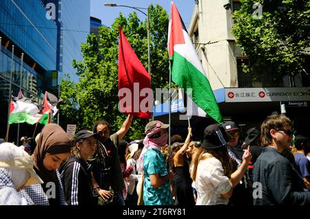 Melbourne CBD, 12. November 2023: Demonstranten der freien Palästinenser gehen durch die Stadt Melbourne, während während der Proteste in ganz Australien stattfinden. Corleve/Alamy Live News Stockfoto