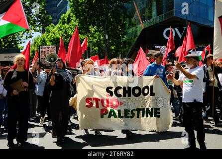 Melbourne CBD, 12. November 2023: Demonstranten der freien Palästinenser gehen durch die Stadt Melbourne, während während der Proteste in ganz Australien stattfinden. Corleve/Alamy Live News Stockfoto