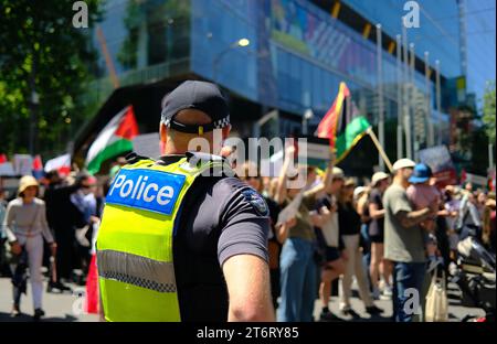 Melbourne CBD, 12. November 2023: Demonstranten der freien Palästinenser gehen durch die Stadt Melbourne, während während der Proteste in ganz Australien stattfinden. Corleve/Alamy Live News Stockfoto