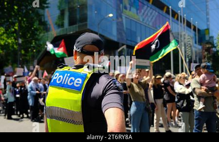 Melbourne CBD, 12. November 2023: Demonstranten der freien Palästinenser gehen durch die Stadt Melbourne, während während der Proteste in ganz Australien stattfinden. Corleve/Alamy Live News Stockfoto