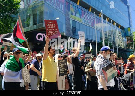 Melbourne CBD, 12. November 2023: Demonstranten der freien Palästinenser gehen durch die Stadt Melbourne, während während der Proteste in ganz Australien stattfinden. Corleve/Alamy Live News Stockfoto