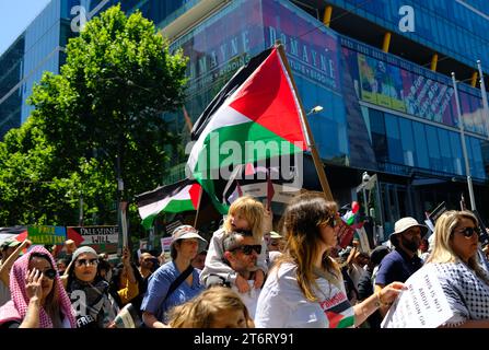 Melbourne CBD, 12. November 2023: Demonstranten der freien Palästinenser gehen durch die Stadt Melbourne, während während der Proteste in ganz Australien stattfinden. Corleve/Alamy Live News Stockfoto