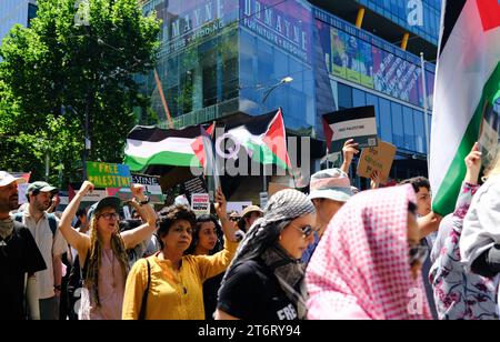 Melbourne CBD, 12. November 2023: Demonstranten der freien Palästinenser gehen durch die Stadt Melbourne, während während der Proteste in ganz Australien stattfinden. Corleve/Alamy Live News Stockfoto