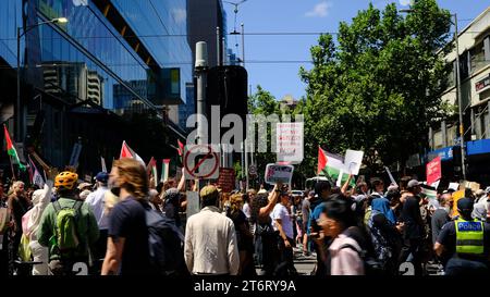 Melbourne CBD, 12. November 2023: Demonstranten der freien Palästinenser gehen durch die Stadt Melbourne, während während der Proteste in ganz Australien stattfinden. Corleve/Alamy Live News Stockfoto