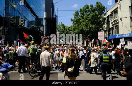 Melbourne CBD, 12. November 2023: Demonstranten der freien Palästinenser gehen durch die Stadt Melbourne, während während der Proteste in ganz Australien stattfinden. Corleve/Alamy Live News Stockfoto