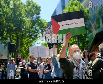 Melbourne CBD, 12. November 2023: Demonstranten der freien Palästinenser gehen durch die Stadt Melbourne, während während der Proteste in ganz Australien stattfinden. Corleve/Alamy Live News Stockfoto