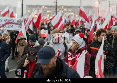 Die Menschen schwenken die Flagge Polens, während sie am 105. Jahrestag der Wiedererlangung Polens in Warschau, Polen, am 11. November 2023 teilnehmen. Tausende von Menschen versammelten sich in der polnischen Hauptstadt Warschau, am umstrittenen jährlichen unabhängigkeitsmarsch, der von den rechtsextremen und nationalistischen Gruppen Mlodziez Wszechpolska All-Polish Youth und dem ONR Nationalist Radical Camp organisiert wurde, um die Unabhängigkeit Polens zu feiern. Warschau Polen 105. Polnischer Unabhängigkeitstag in Warschau Copyright: XMarekxAntonixIwanczukx MAI01024 Stockfoto